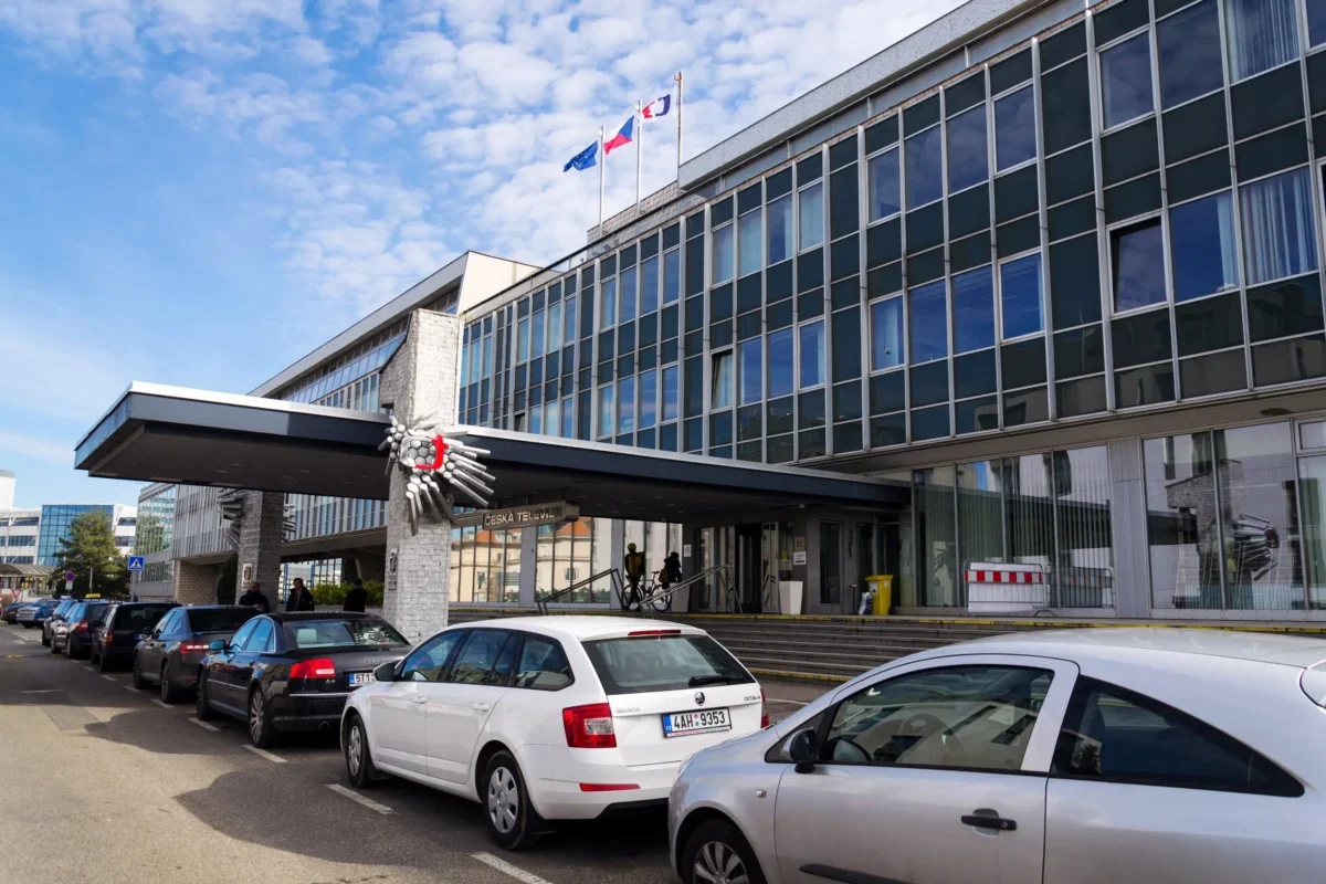 pohled na budovu České televize na Kavčích Horách v Praze