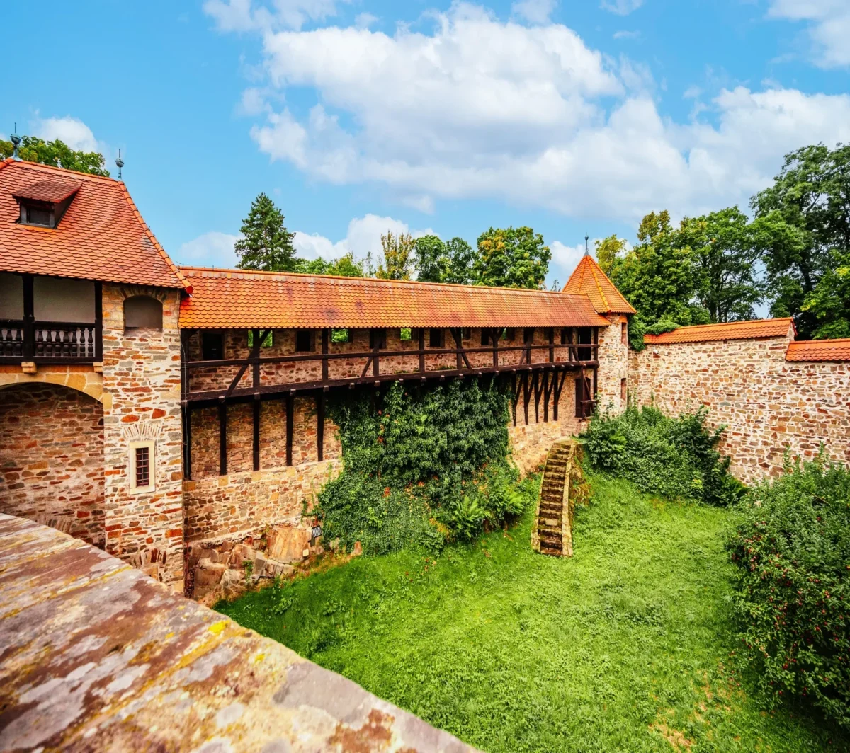 nádvoří hradu Bouzov na Moravě