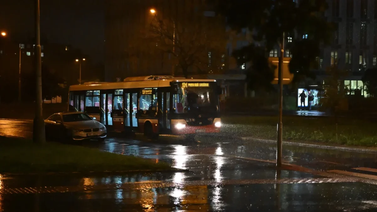 noční autobus v dešti v Praze