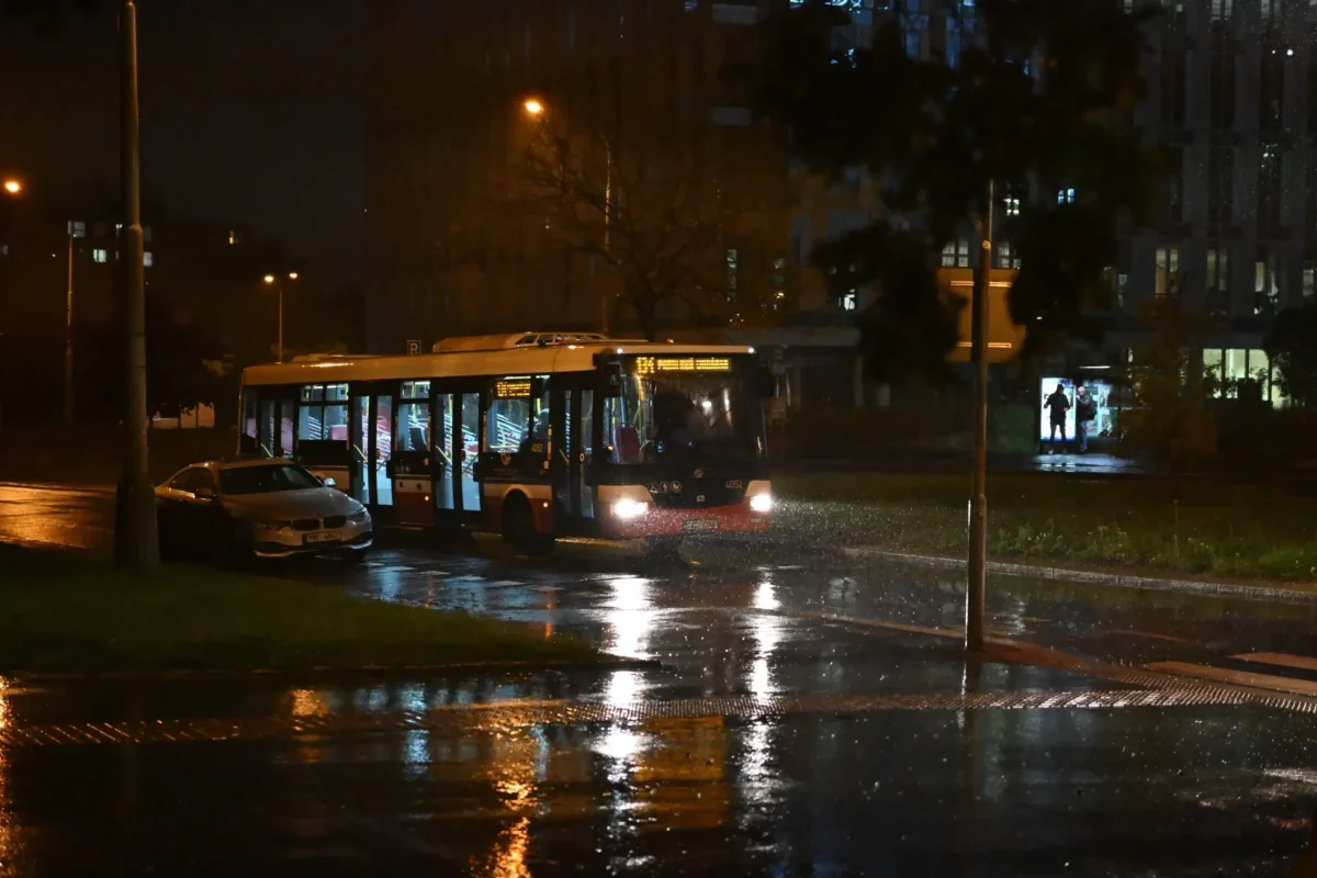 noční autobus v dešti v Praze