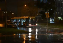noční autobus v dešti v Praze