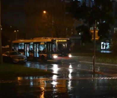 noční autobus v dešti v Praze