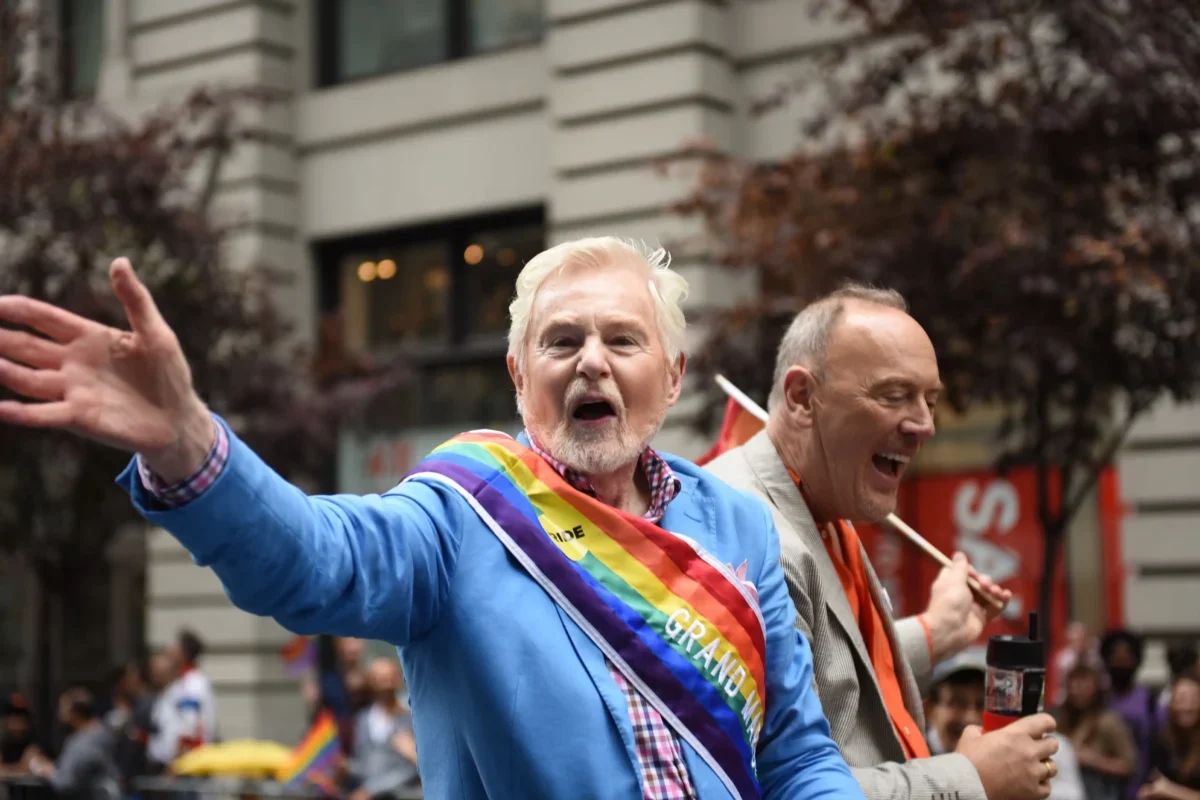 Derek Jacobi mává.