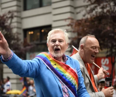 Derek Jacobi mává.