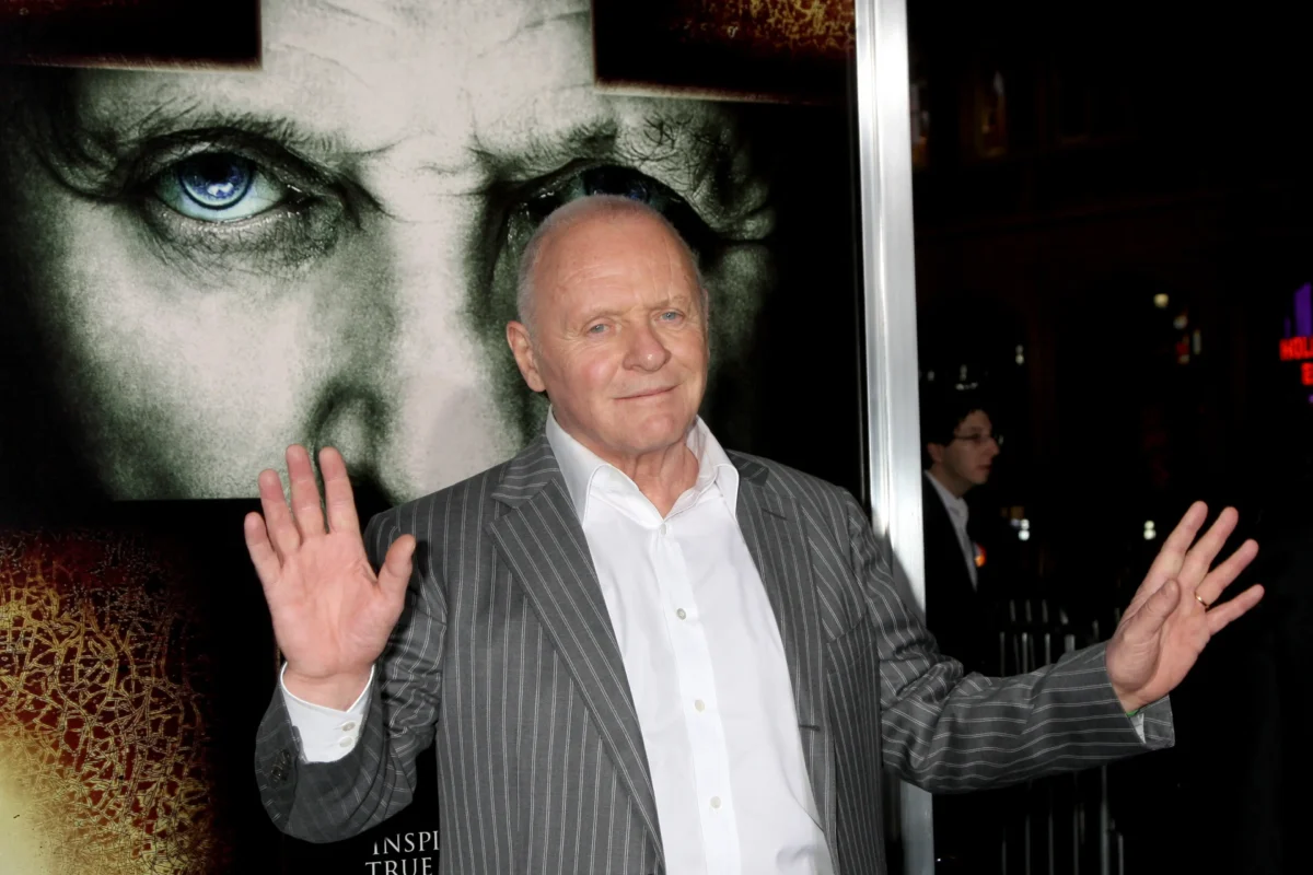 Anthony Hopkins má zvednuté ruce.