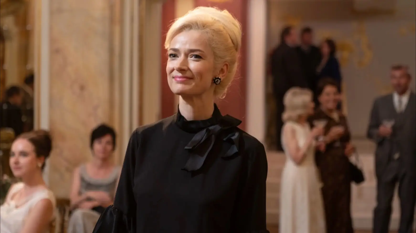 Snímek obrazovky 2026-08-11 v 134705 | TVGURU.cz Marika Šoposká jako Lady Dermacol s blond vlasy