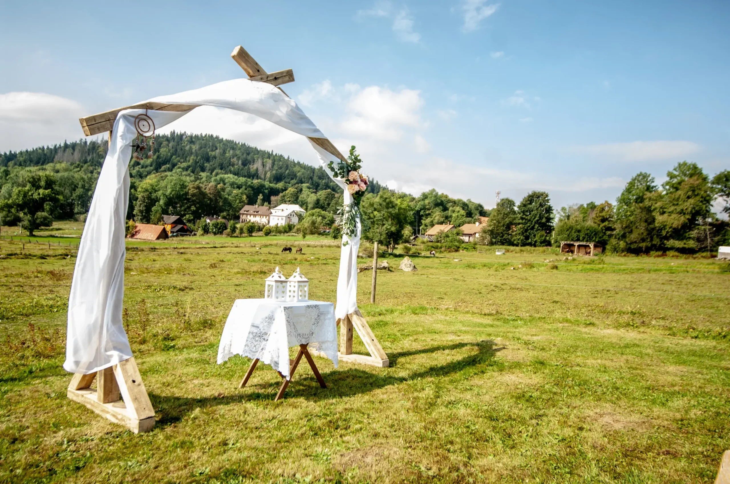 shutterstock_2529421433-2 | TVGURU.cz Připravená louka na svatbu