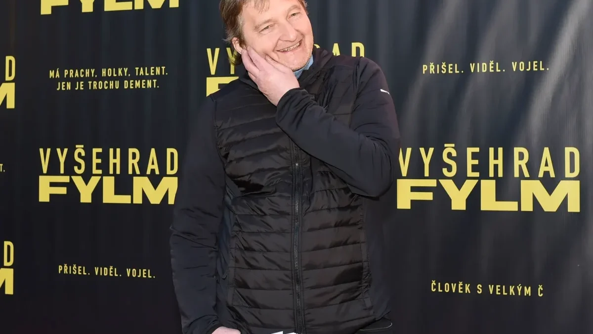 Jaromír Bosák smějící se na představení filmu Vyšehrad