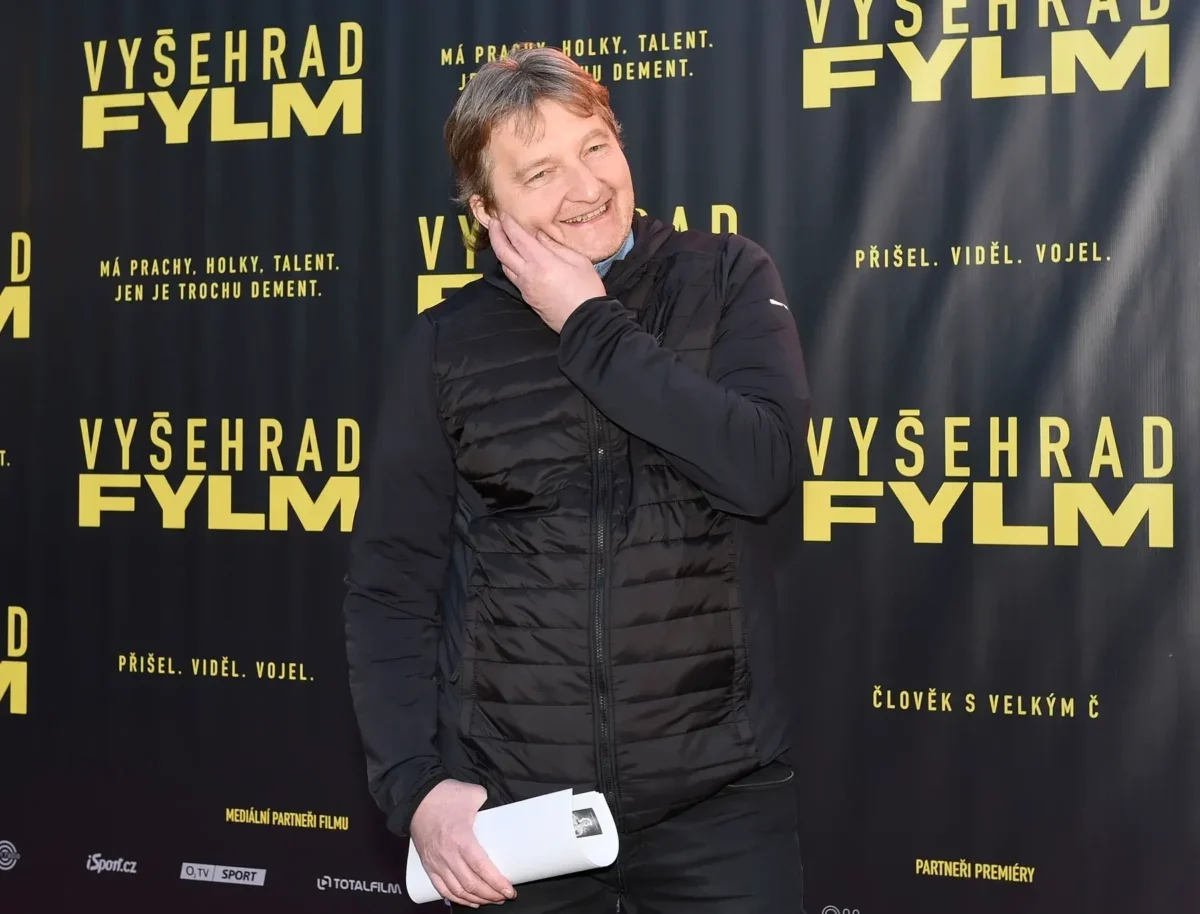 Jaromír Bosák smějící se na představení filmu Vyšehrad
