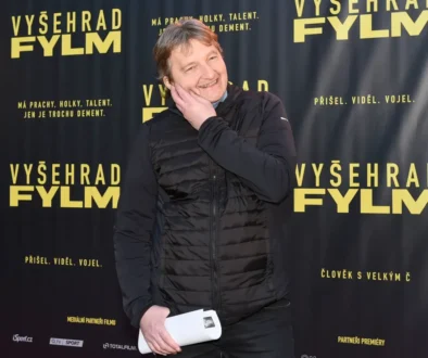 Jaromír Bosák smějící se na představení filmu Vyšehrad