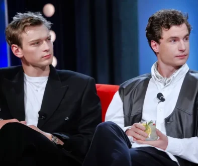 Oskar Hes a Tomáš Sean Pšenička spolu na červeném křesle v Show Jana Krause