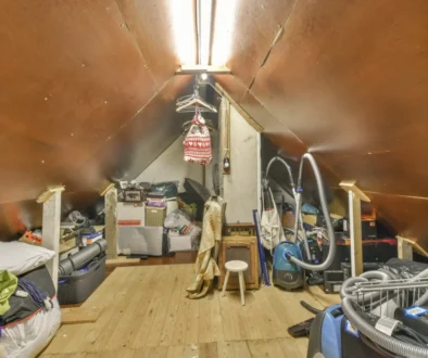 stará půda, pohled na spoustu starých věcí po prarodičích