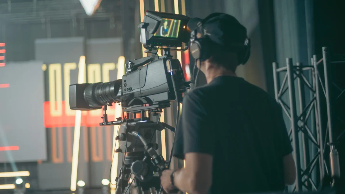 shutterstock_2752464551-změněno-na-3000x1688 | TVGURU.cz kameraman ve studiu