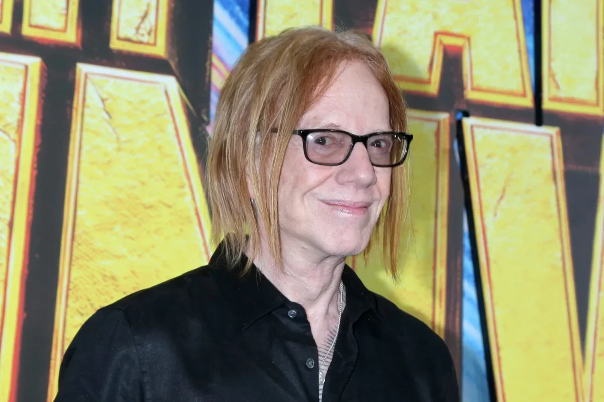 Danny Elfman s dlouhými vlasy