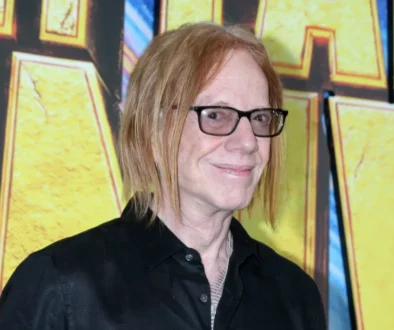 Danny Elfman s dlouhými vlasy