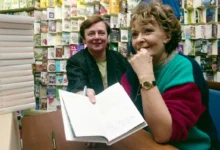 Žena s knihou a za ní sedící muž