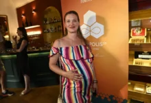 Těhotná žena v pruhovaných šatech