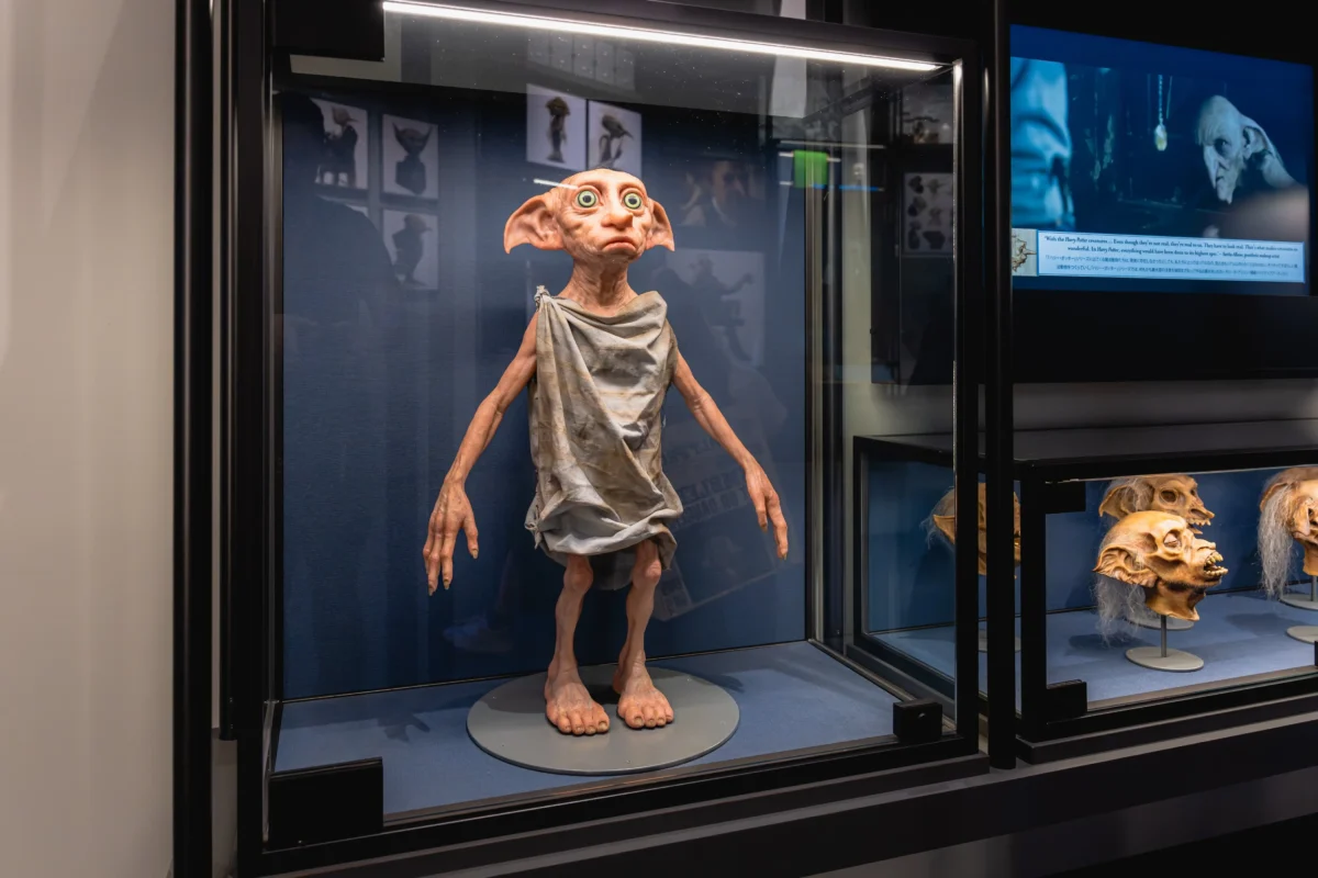 Postava Dobby ve skleněné vitríně
