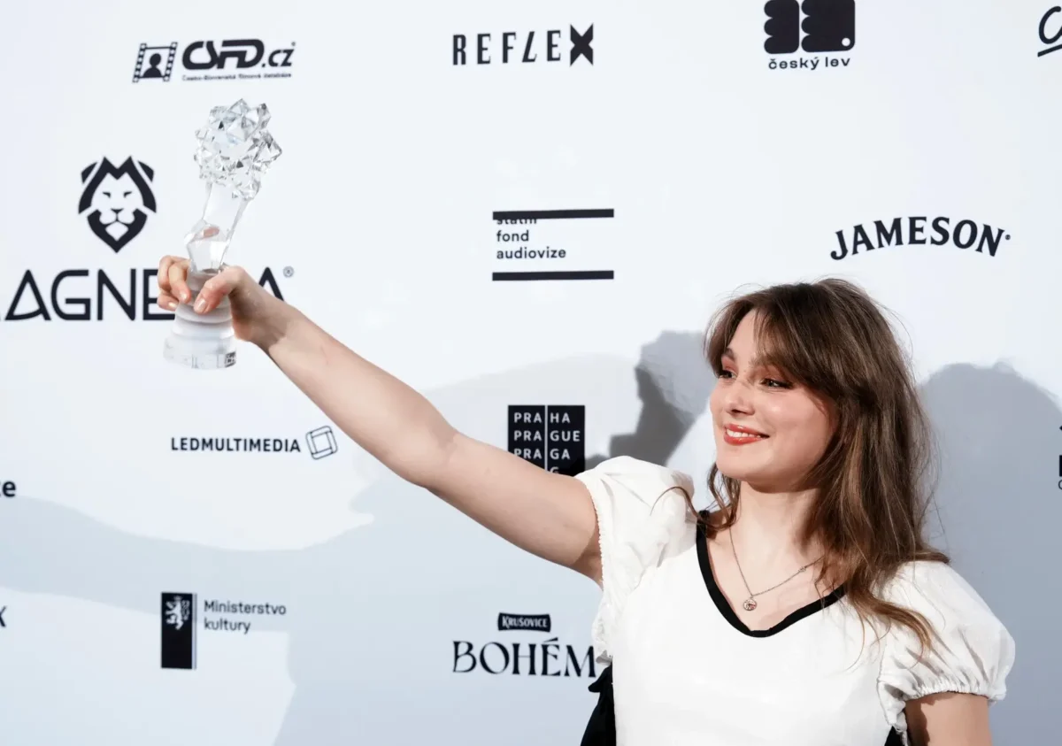 Kateřina Falbrová v ruce drží ocenění.