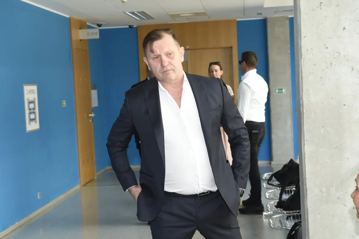 Jaromír Soukup stojí na chodbě.