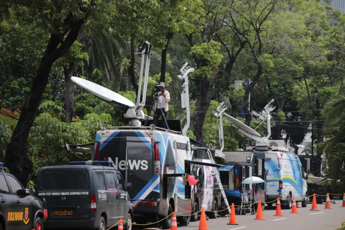 shutterstock_2459525115-2 | TVGURU.cz Podél stromů parkují auta od televize.