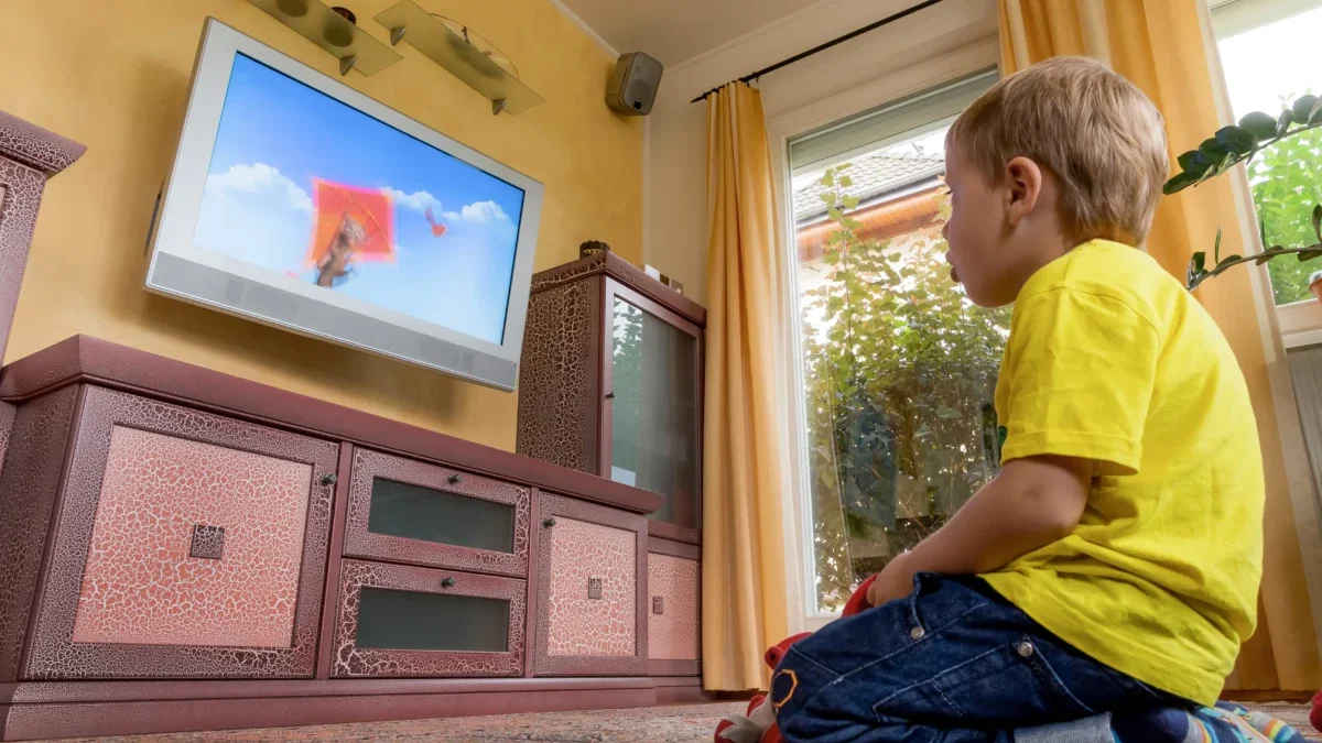 dítě sledující televizi