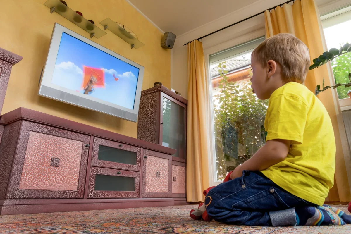 dítě sledující televizi