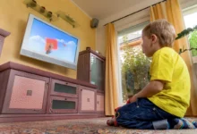 dítě sledující televizi