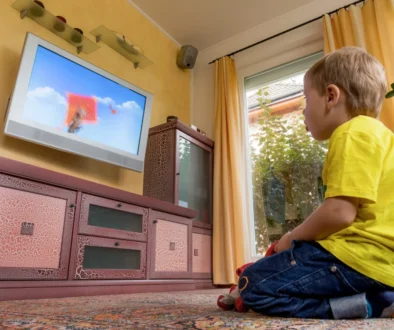 dítě sledující televizi