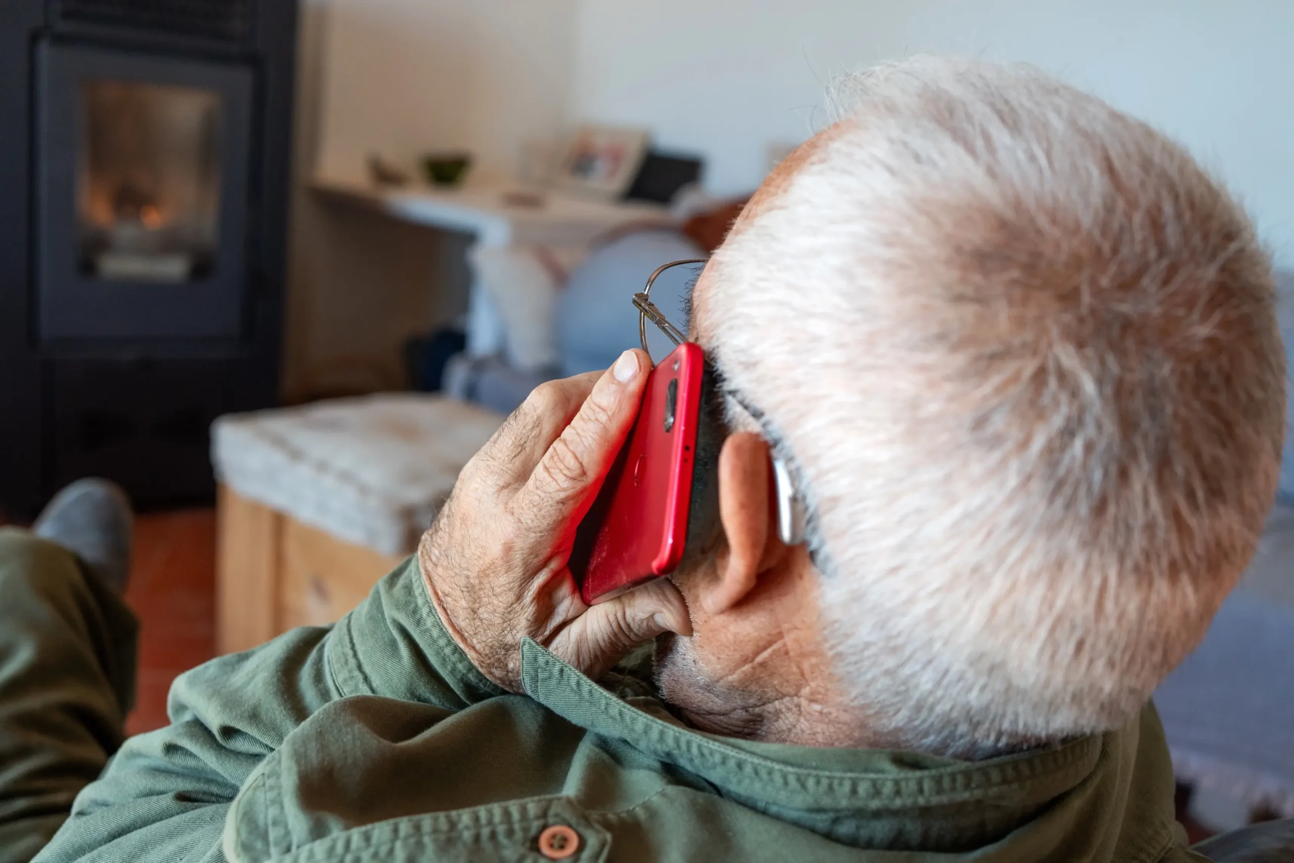 shutterstock_2433340561-2-2 | TVGURU.cz Starý muž telefonuje, u ucha má červený telefon.