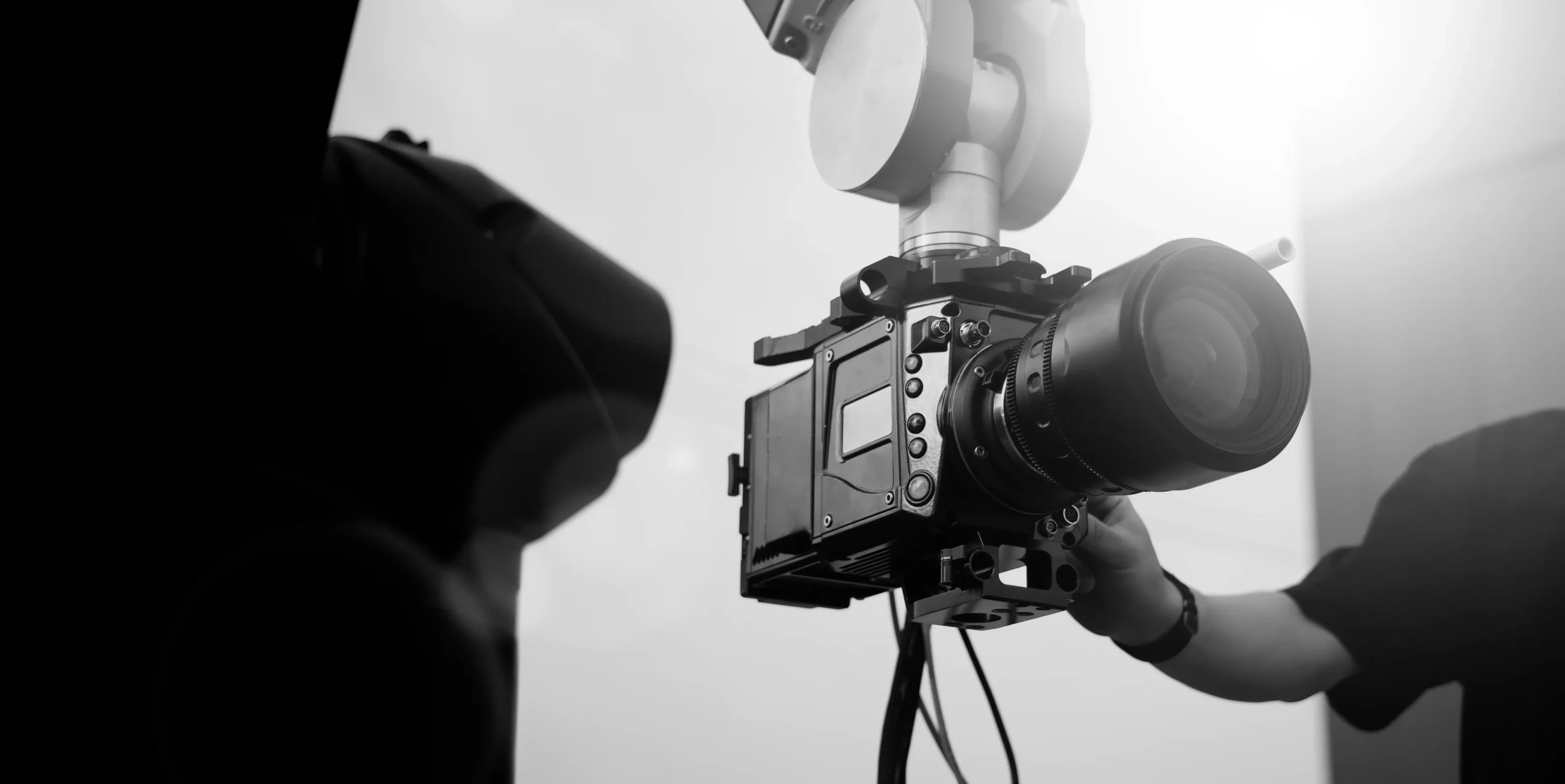 shutterstock_2601877887-2 | TVGURU.cz Kamera natáčí film.
