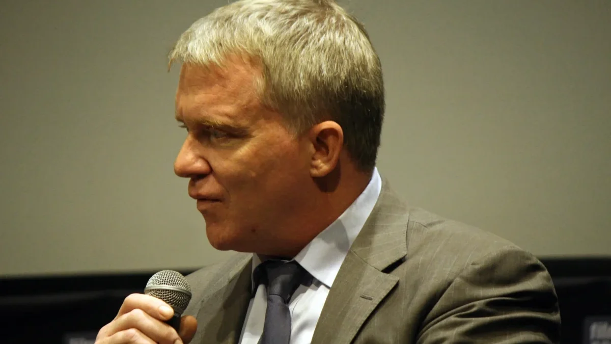 Herec Anthony Michael Hall na tiskové konferenci
