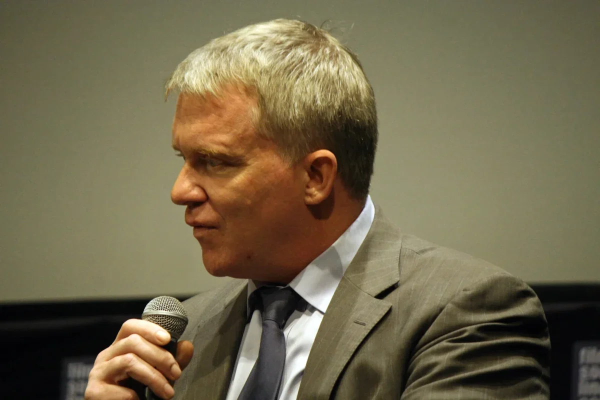 Herec Anthony Michael Hall na tiskové konferenci