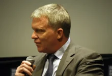 Herec Anthony Michael Hall na tiskové konferenci