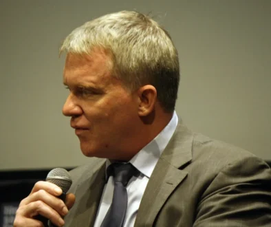 Herec Anthony Michael Hall na tiskové konferenci