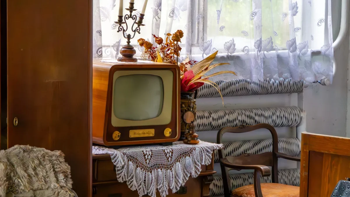 stolek s dečkou a starou televizí
