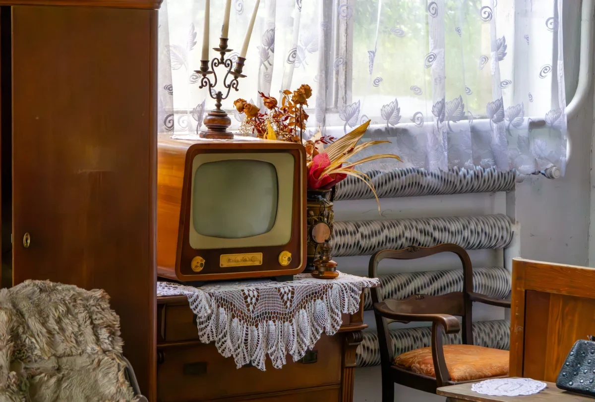 stolek s dečkou a starou televizí