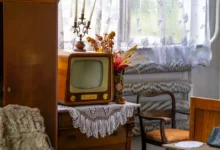 stolek s dečkou a starou televizí