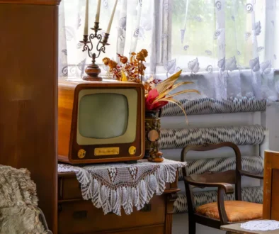 stolek s dečkou a starou televizí