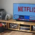 obývák s plochou obrazovkou, na které je puštěný Netflix