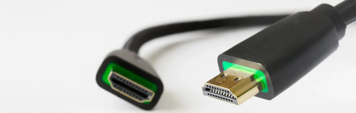 shutterstock_2601488011-změněno-na-3000x953 | TVGURU.cz záběr na oba konce HDMI kabelu