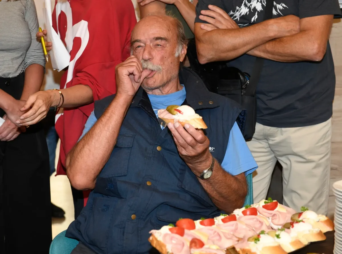 Pavel Nový jí chlebíčky.