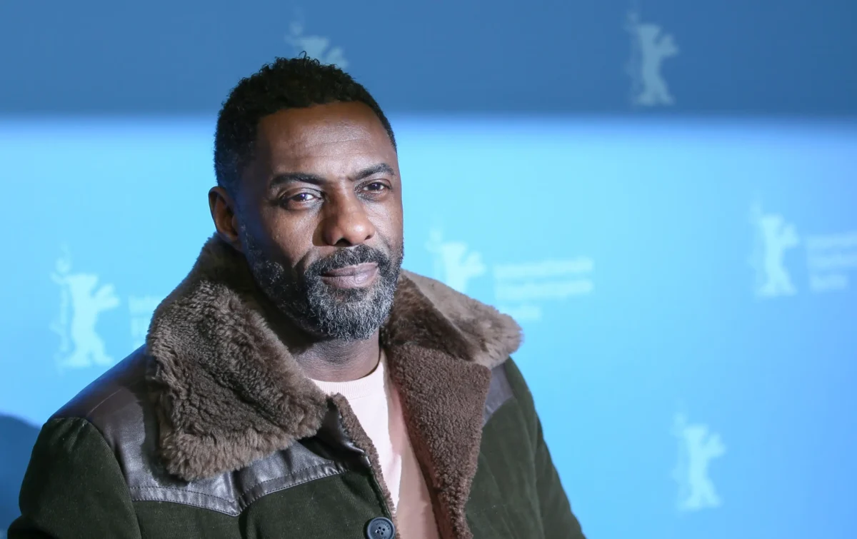 shutterstock_1130998427-2 | TVGURU.cz Idris Elba pózuje na fotku.