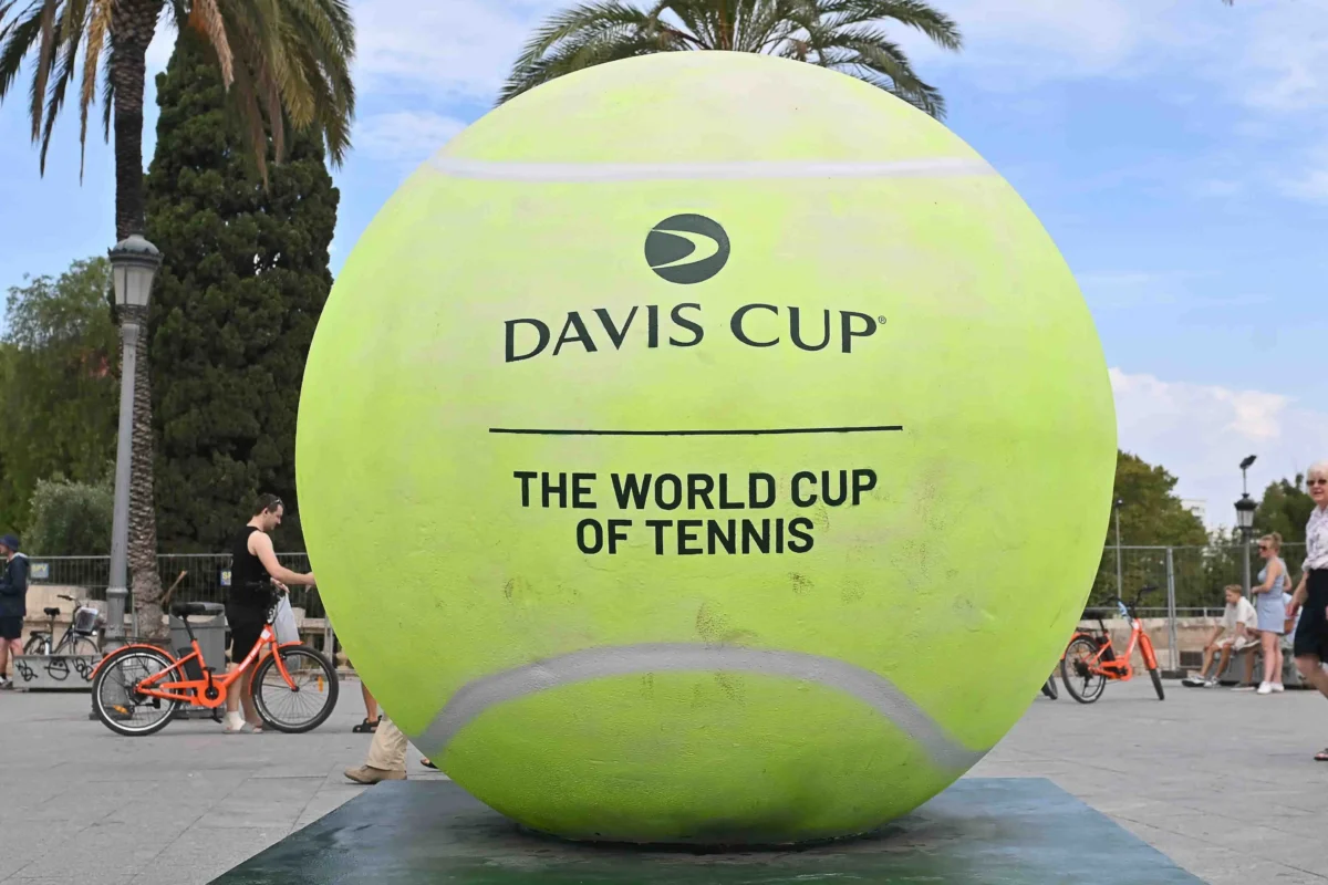 shutterstock_2505270223 | TVGURU.cz Tenisák na sobě má nápis Davis Cup