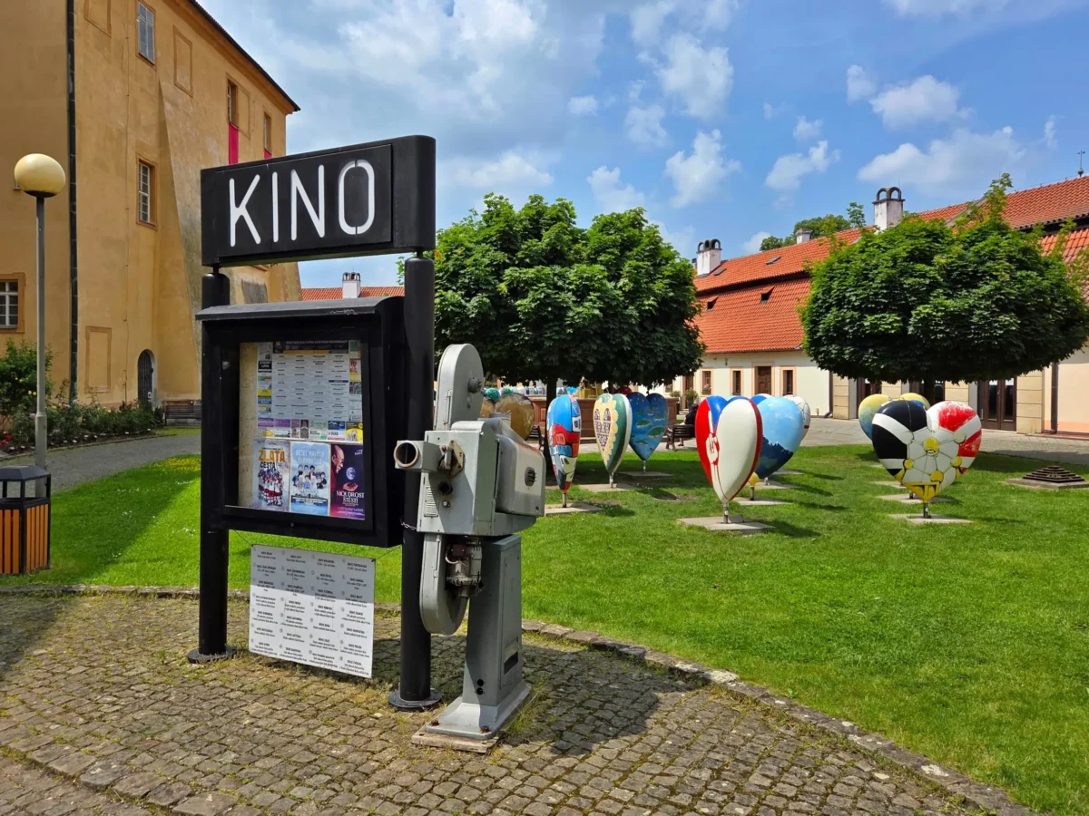 Cedule s nápisem kino