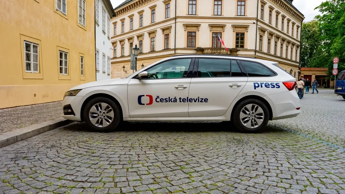 Auto ČT zaparkované u chodníku