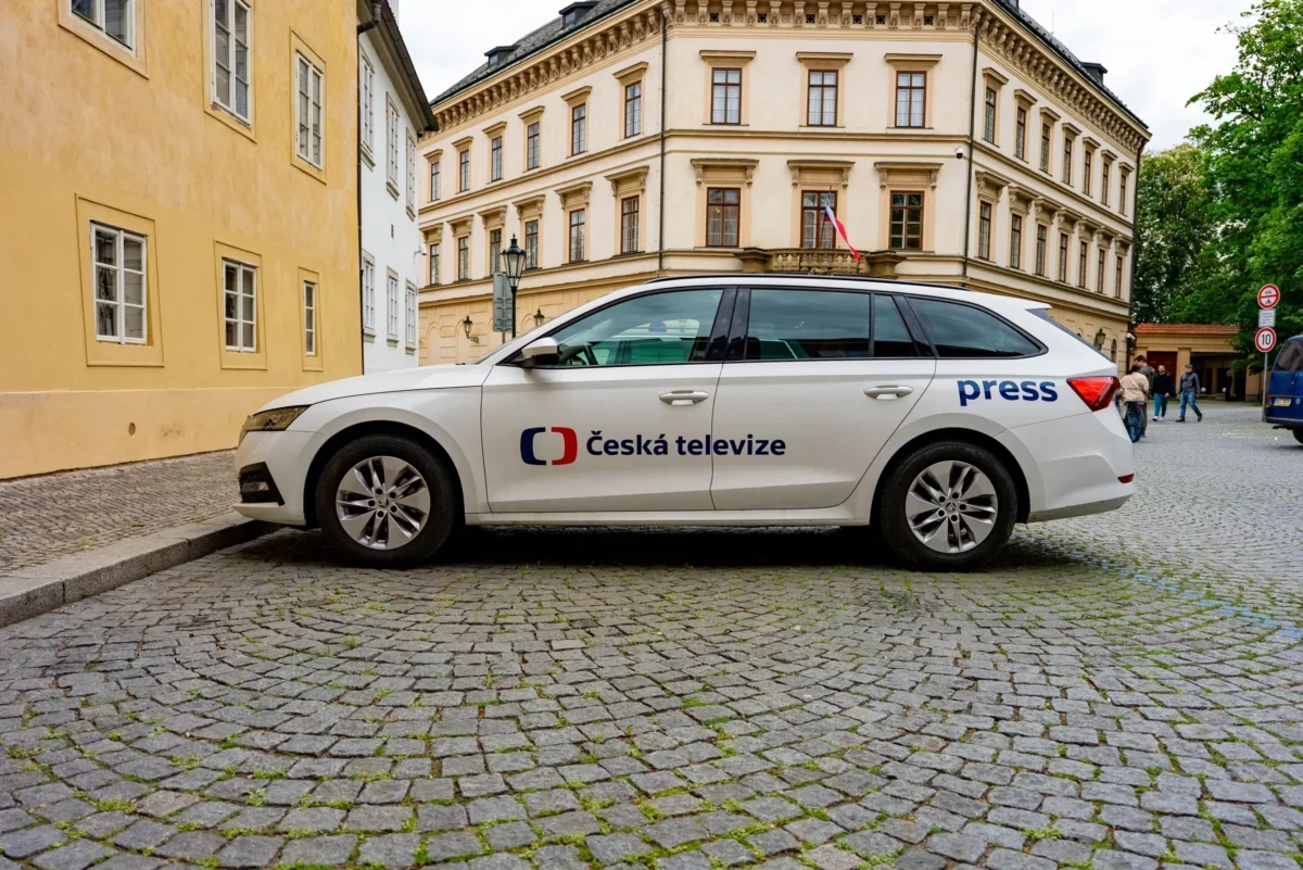 Auto ČT zaparkované u chodníku
