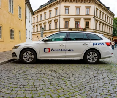 Auto ČT zaparkované u chodníku