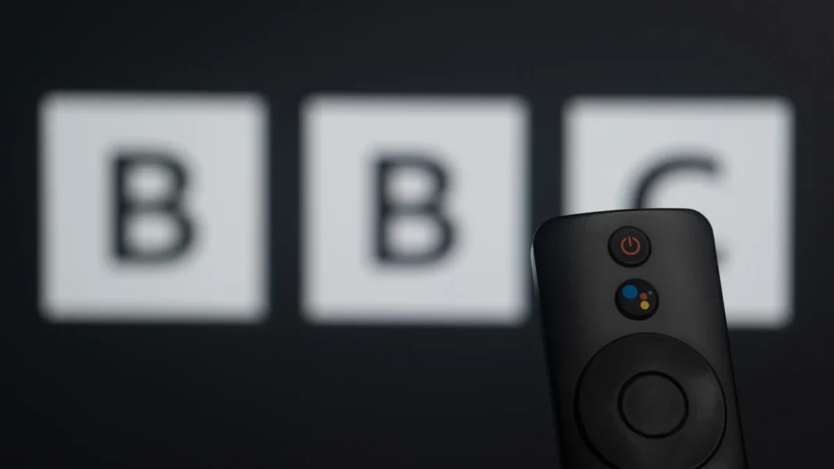 Ovladač před televizí s nápisem BBC