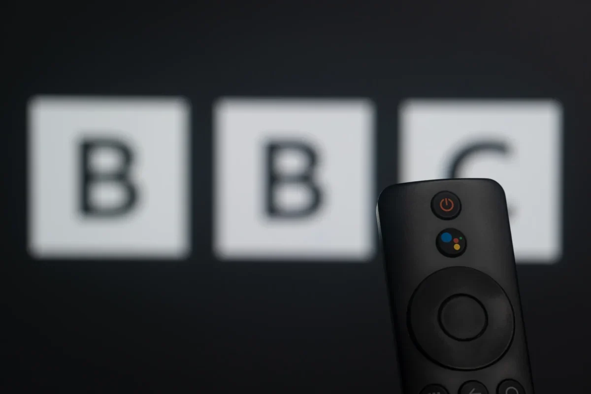 Ovladač před televizí s nápisem BBC